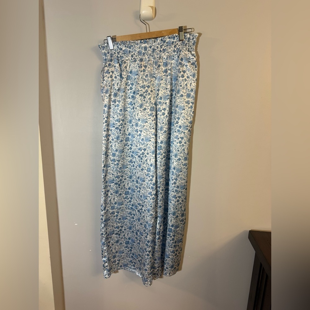 Blue & White Floral Wide-Leg Pants – Women’s Medium 🤍